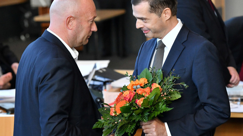 Mike Mohring, (r) CDU-Fraktionschef im Thüringer Landtag, gratuliert Thomas Kemmerich (l, FDP), dem neuen Thüringer Ministerpräsidenten.