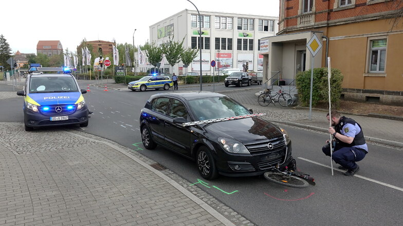 Eine Opel-Fahrerin verliert in Heidenau die Kontrolle über ihren Wagen und erfasst einen Radfahrer.
