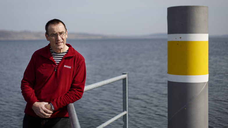 Manfred Dahms, der Vorsitzende der Lausitzer Wassersportfreunde, steht an der Anlegestelle des Segelstützpunktes am Südufer des Berzdorfer Sees.