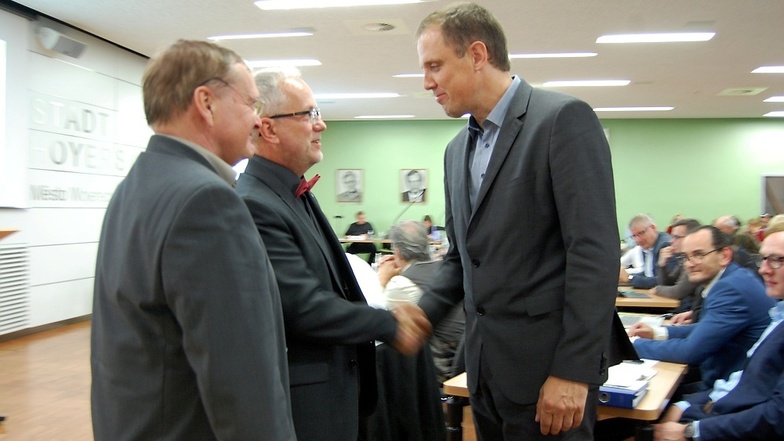 Bürgermeister Thomas Delling (links) wird im Januar in den Ruhestand gehen. Nachfolger wird der 41-jährige Mirko Pink, der hier Glückwünsche von Oberbürgermeister Stefan Skora entgegennimmt.