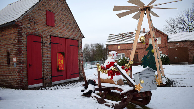 An der alten Feuerwehr in Klein Partwitz sitzt ein Weihnachtsmann schon seit einigen Tagen scheinbar abfahrbereit auf einem Schlitten. Auch ein Briefkasten für Wunschzettel war dort zu finden.