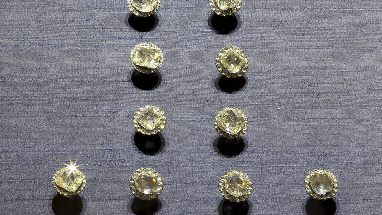 10 Rockknöpfe aus der Diamantrosengarnitur (einzelne erhalten). Jean Jacques Pallard. Genf 1753.