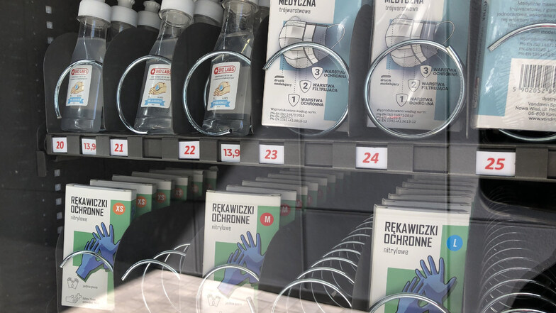 An diesem Automaten werden Schutzmasken, Einweg-Handschuhe und Desinfektionsmittelzum Verkauf angeboten.