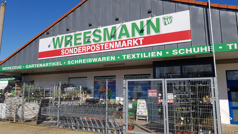 In Hartha ist von Polizeibeamten am Montag der Wreesmann-Markt an der Dresdener Straße geschlossen worden.