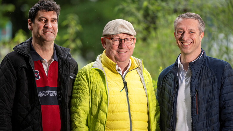 Die Kandidaten der FDP für den Gemeinderat in Weinböhla Alexander Khastein (l.) und Ronny Geidelt (r.) werden vom Kreistagskandidat Ingo Nestler unterstützt.