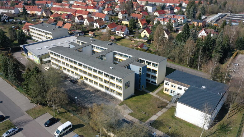 Hier ist das Gebäude des Glückauf-Gymnasiums in Dippoldiswalde zu sehen. Rechts steht der Containerbau, der wieder als Provisorium hergerichtet werden soll. Links auf der Freifläche ist auf lange Sicht eine Erweiterung möglich.