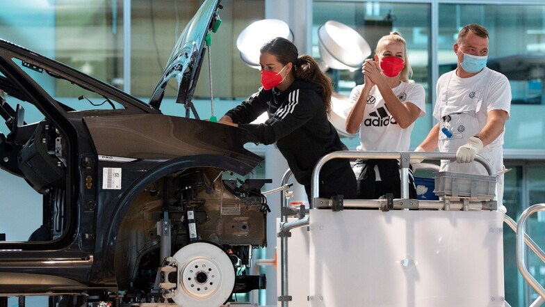 Sara Däbritz (l.) und Merle Frohms bei einem PR-Termin in der Gläsernen Manufaktur von Volkswagen in Dresden.