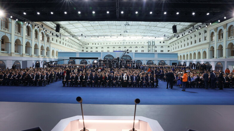 Teilnehmer versammeln sich, um die jährliche Rede des russischen Präsidenten Putin zur Lage der Nation zu hören.