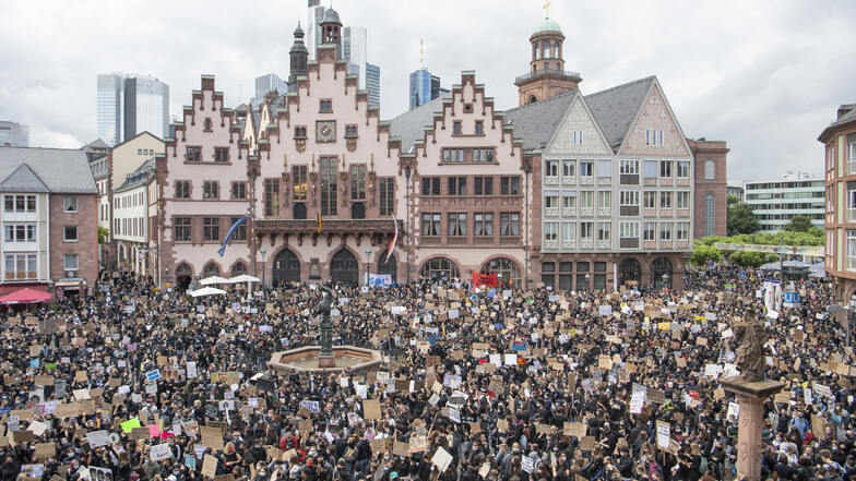 FRANKFURT: Demo gegen Rassismus auf dem Römerberg