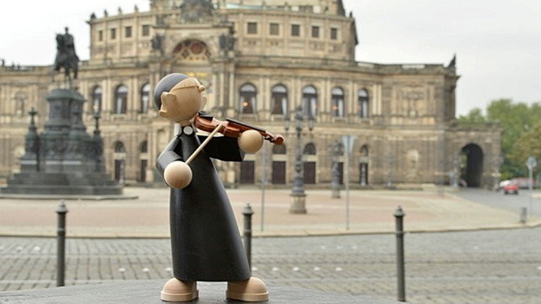 Die Wichtel sind beileibe nicht nur weihnachtlich - hier steht ein Geigenspieler vor der Dresdner Semperoper.