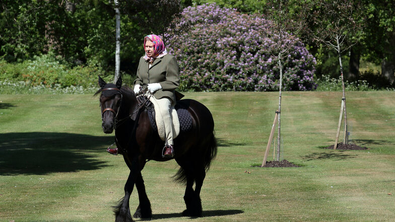 Königin Elizabeth II. reitet im Windsor Home Park auf dem 14-jährigen Fell-Pony Balmoral Fern. Die Königin hält sich während der Corona-Pandemie in Schloss Windsor auf.