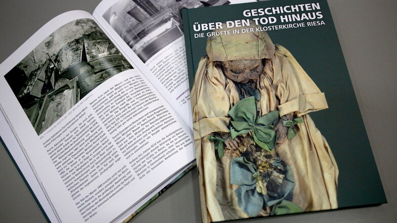 Parallel zur laufenden Sonderausstellung im Stadtmuseum widmet sich jetzt ein Buch der Riesaer Klostergruft und ihrer Mumien.