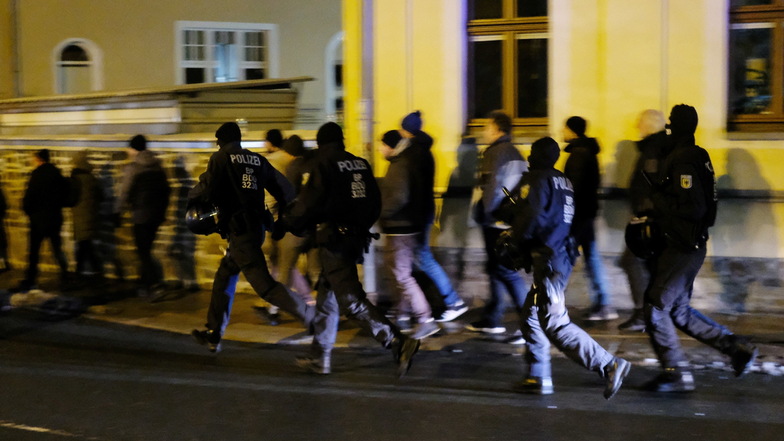 Polizisten begleiten Teilnehmer eines sogenannten Spazierganges gegen die Corona-Maßnahmen in Freiberg. Auch in anderen Städten in Mittelsachsen gab es Proteste.