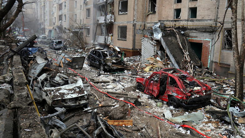 Zerstörung in Kiew: Autowracks stehen neben Wohngebäuden nach einem russischen Raketenangriff zum Jahreswechsel.