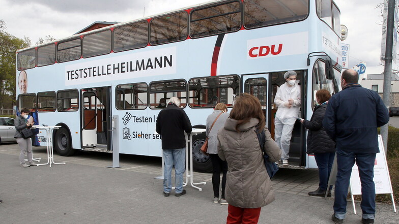 Der Bundestagsabgeordnete Thomas Heilmann (CDU) hat eine Corona-Teststelle eröffnet.