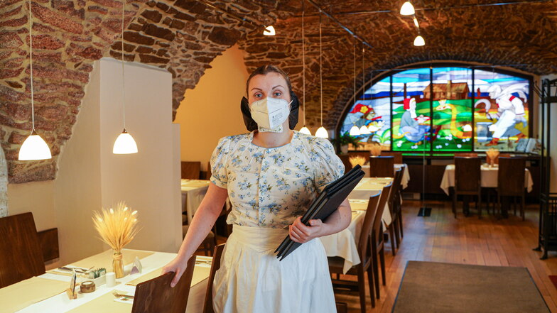 Monika Lukasch muss zur Zeit häufiger auf leere Tische in ihrem Sorbischen Restaurant Wjelbik in Bautzen schauen. Die neue 2G-plus Regel macht die Situation für sie nicht besser.