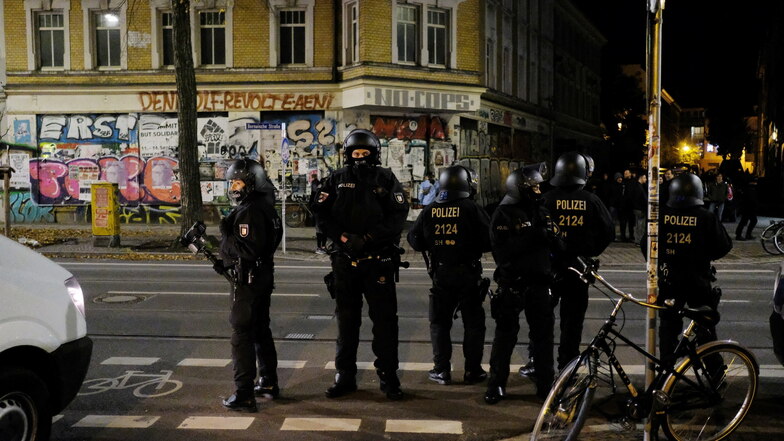 Polizisten am Samstagabend im Leipziger Stadtteil Connewitz. Nachdem es tagsüber trotz Demo-Verbots weitgehend ruhig blieb, brannte es nachts an mehreren Stellen in der Stadt.