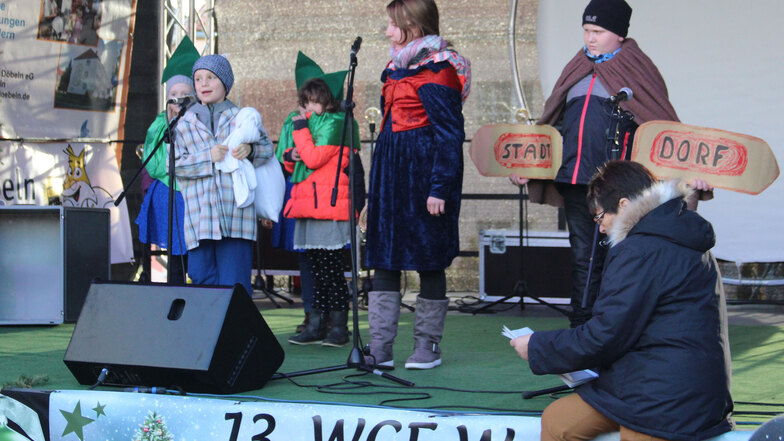 Den Auftritt der Hortkinder der Grundschule Döbeln Ost mit dem Stück „Die Schöne und das Biest“ verfolgten viele Besucher des Weihnachtsmarktes.