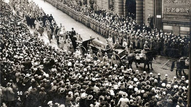 Trauerzug König Friedrich August III. von Sachsen 22. Februar 1932 am Eingang zur Augustusstraße (Fürstenzug) am 22.Februar 1932.