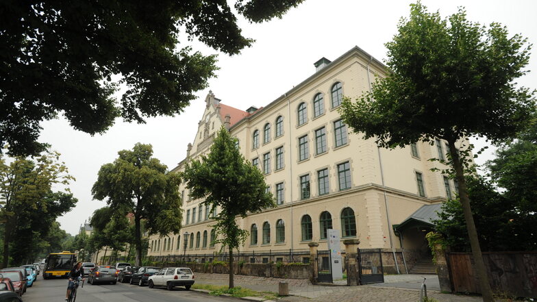 Schüler am Beruflichen Schulzentrum für Gesundheit und Sozialwesen Dresden blicken voller Angst auf das Ende ihrer Ausbildung. Einige von ihnen kommen aus dem Elbland.
