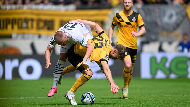 Das Bemühen ist Dynamo nicht abzusprechen: Lars Bünning im Zweikampf gegen Verls Torschützen Lars Lokotsch.