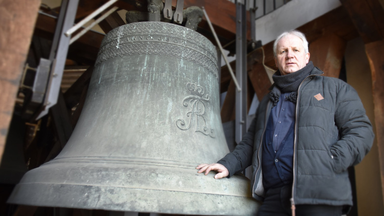 Pfarrer Norbert Büchner neben der zweitgrößten Glocke der Hofkirche, die 1807 gegossen wurde. Sie und die anderen vier Glocken läuten während der Coronakrise zur Ermutigung und zum Dank zusätzlich jeden Tag um 19.30 Uhr.
