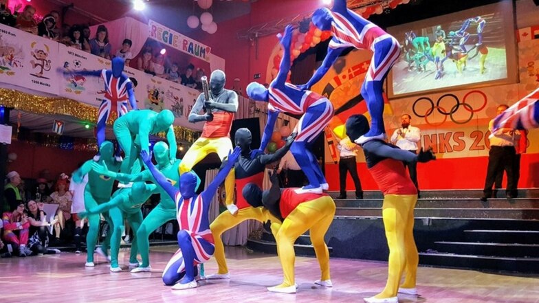 Lustige Tanzeinlagen liefern die „Strinkser Tanzlegenden“, wie hier 2018 zum Thema Olympia bei den Strehlaer Karnevalssitzungen, schon länger.