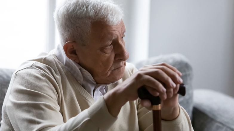 Bei vielen Parkinson-Erkrankten nehmen mit der Zeit Depressionen, Schlafstörungen oder kognitive Defizite zu.