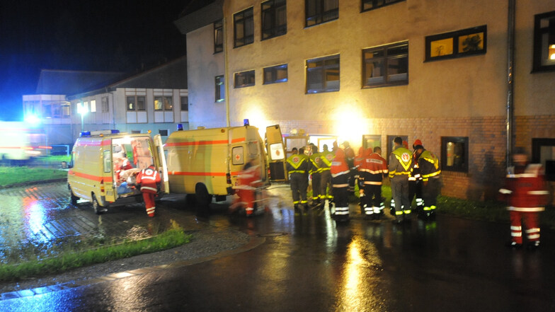 Sanitäter der Johanniter und Malteser
evakuierten die Bewohner des Franckehauses im Martinshof Rothenburg.