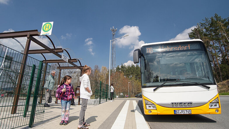 An dieser Haltestelle in Sohland gibt es bereits ein Leitsystem für Blinde - an anderen Bussteigen, auch in Bautzen, muss nachgerüstet werden.