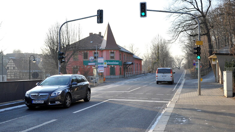 Die B173 in Herzogswalde wird in den kommenden Tagen zur Baustelle. Autos werden sie aber weiter passieren können, teilt die Stadt Wilsdruff mit.