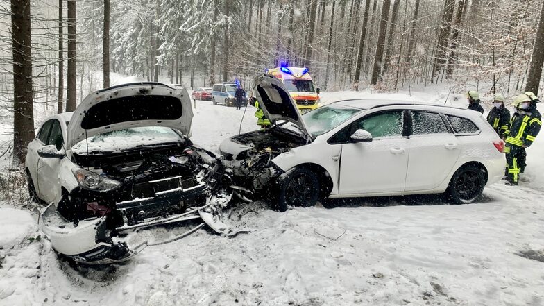 Zwischen Wünschendorf und Dürrröhrsdorf-Dittersbach stießen ein Opel und ein Hyundai zusammen. Eine Fahrerin wurde dabei verletzt.