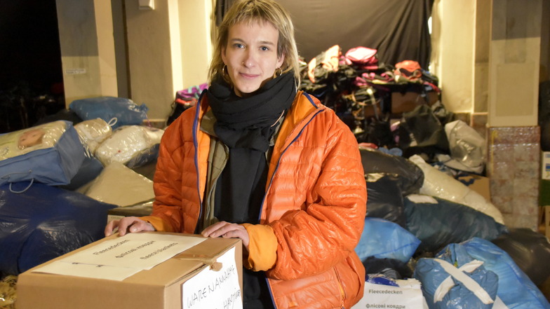 Denise Kunze, eine der Gründerinnen der Initiative "Direkthilfe Dresden", inmitten von Schlafsäcken, Decken und Handtüchern. Vom Zentralwerk Pieschen aus werden Konvois mit Hilfsgütern an die ukrainischen Grenze geschickt.