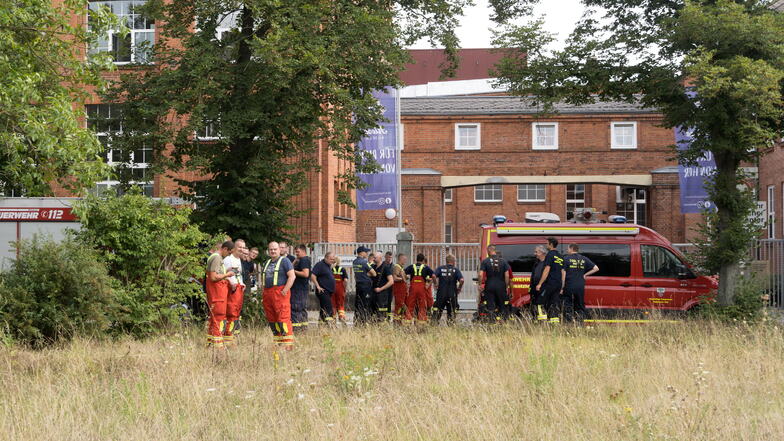 Brandbekämpfer vor dem Eingang der Fabrik der Teigwaren Riesa.