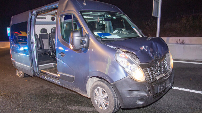 Dieser Renault-Transporter ist Dienstagabend auf der A 4 auf einen Laster aufgefahren. Dabei sind alle fünf Insassen verletzt worden.