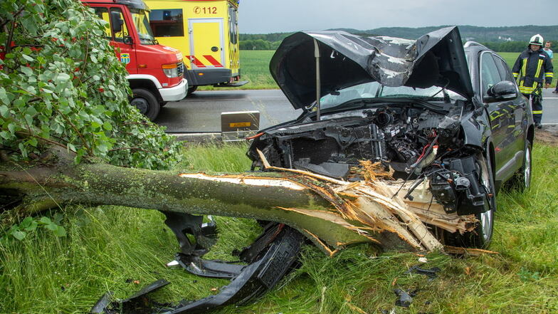 Bei einem Unfall zwischen Wölkau und Rothnaußlitz prallte am Donnerstag ein Autofahrer gegen einen Baum.