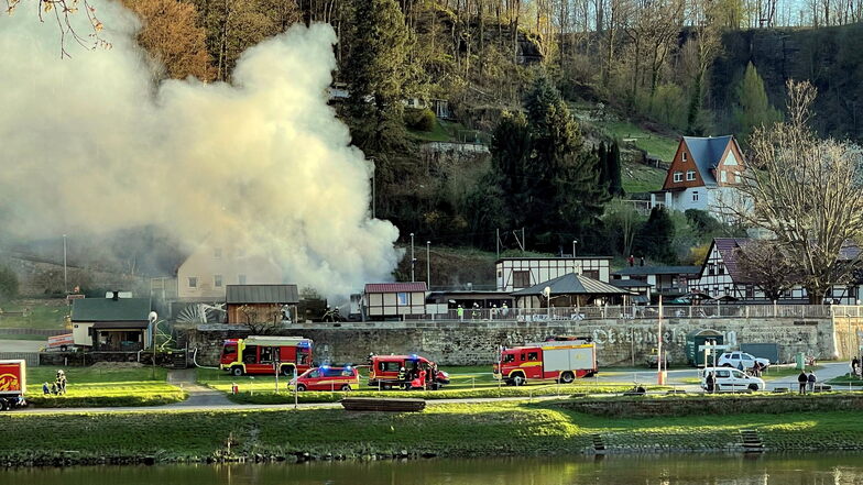 Ein Brand am Gasthof Obervogelgesang in Pirna hatte am Sonnabend Auswirkungen auf den Bahnverkehr im Elbtal: Züge wurden gestoppt und Dynamo-Fans strandeten.