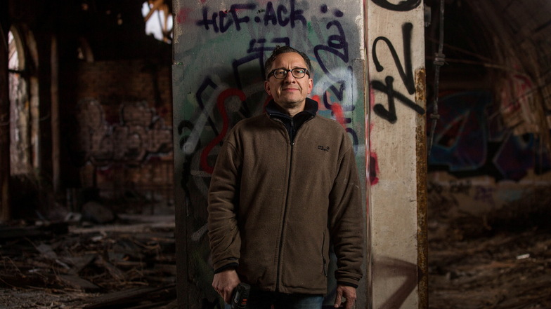 Der Künstler David Adam will den alten Güterbahnhof in der Neustadt zum Gedenkort machen.