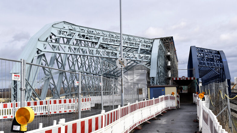 Links ist schon die sanierte Brückenhälfte zu sehen. Nach dem Vorbild der ursprünglichen Farbe von 1893 wurde sie in hellem Blau gestrichen.