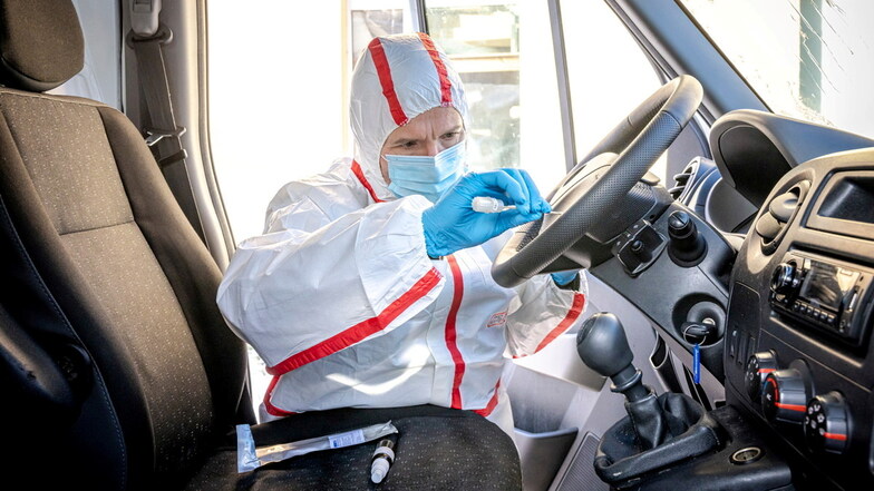 Wer saß hier am Lenkrad? Kriminaltechniker René Schröder von der Bundespolizeiinspektion  Berggießhübel nimmt DNA-Proben in einem Fahrzeug der Menschenschmuggler.