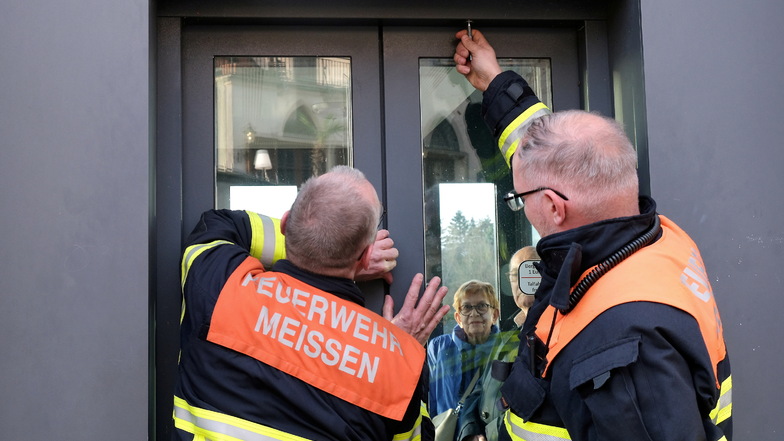 Kameraden der Meißner Feuerwehr versuchen, die Tür des Burgberg-Aufzugs zu öffnen.