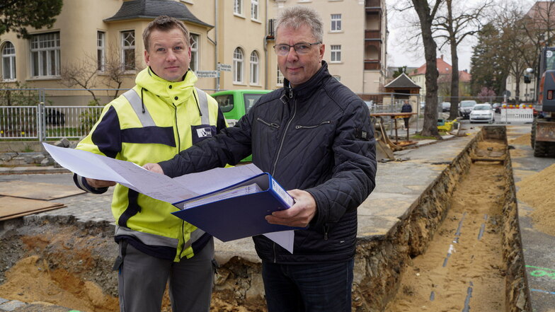 Auftakt der Baustellen-Saison in Bautzen: Auf der Paulistraße werden derzeit Fernwärmerohre verlegt. EWB-Fernwärme-Planer Stephan Mißler (r.) und der Baubeauftragte Michael Klien koordinieren die Arbeiten.