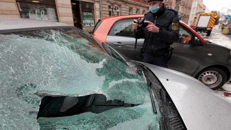 Totalschaden: Herabstürzendes Eis zerstörte einen Renault Clio auf der Lauterbachstraße völlig.