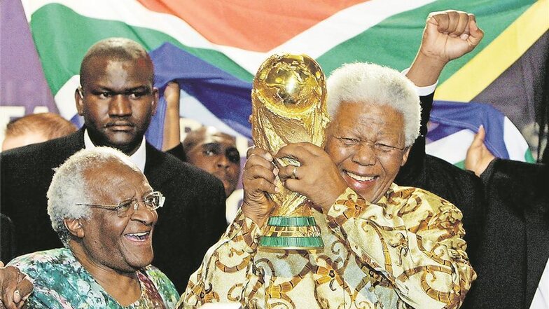 Gastgeber der Fußball-WM Sport hat die Kraft, die Welt zu verändern. An diese Botschaft glaubte auch Mandela. Als Gastgeber der Fußball-WM 2010 präsentierte sich Südafrika als modernes, weltoffenes Land. Das Turnier brachte Südafrika neues Selbstbewusstse