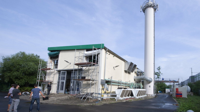 Das Blockheizkraftwerk der Technischen Werke Coswig ist im Sommer modernisiert worden. Zwei gasbetriebene Motoren zur Stromerzeugung sind installiert worden. Durch neue Reinigungsmethoden wird der Stickoxidanteil im Abgas reduziert.