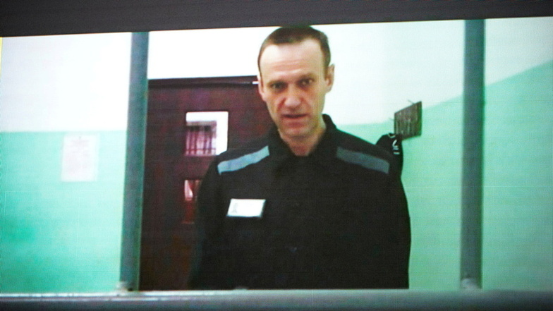 Alexej Nawalny, Oppositionspolitiker aus Russland, war wochenlang spurlos verschwunden. Jetzt tauchte er in einem anderen Straflager wieder auf.