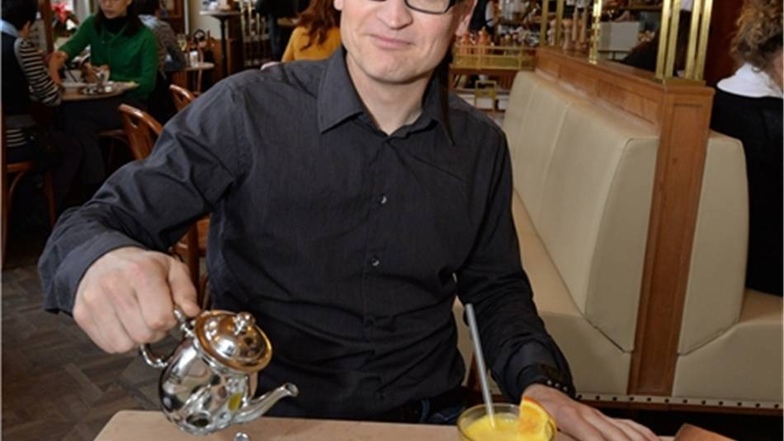 Steffen Neumann lässt sich am Sonntagmorgen das Frühstück im Prager Kaffeehaus Savoy schmecken.