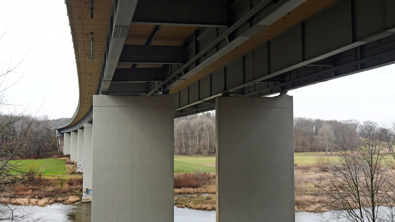 Die Brücke besteht aus zwei Überführungen. Die Vierspurigkeit soll auch während des Baus der Brücke erhalten bleiben.