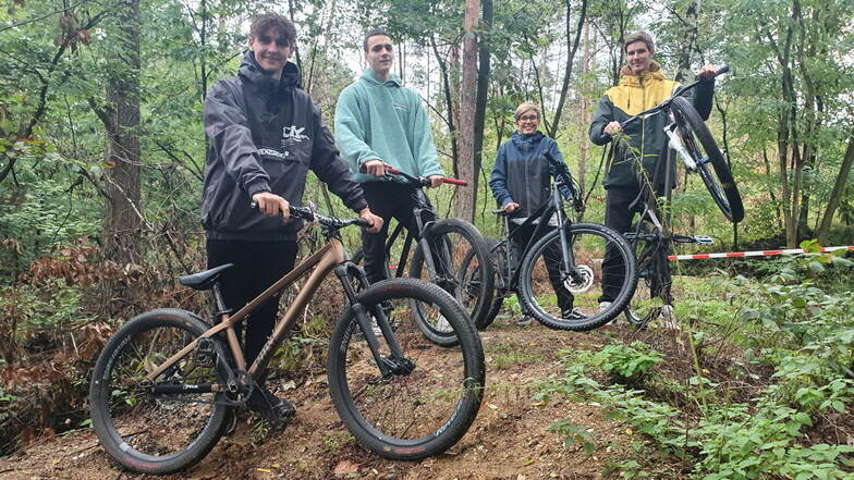Jeremy, Tom, Jaro und Oliver (v. l.) freuen sich, dass in Schwepnitz ein Bike-Park entstehen soll. Mit ihren Rädern sind sie oft auch abseits befestigter Wege unterwegs.
