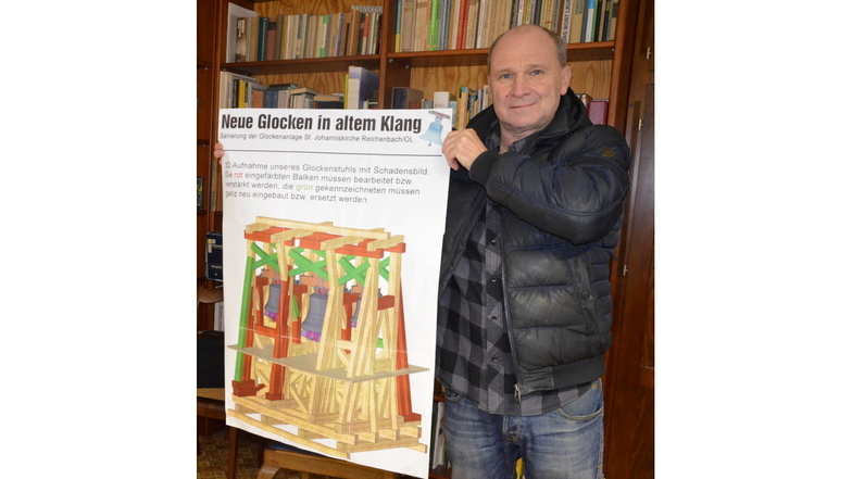 Der Reichenbacher Gemeindekirchenrat Steffen Träger zeigt eine 3D-Projektion des Glockenstuhls. Die grün und rot markierten Balken müssen saniert oder ersetzt werden.